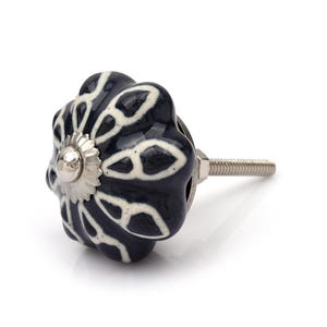 Pomello in ceramica dipinto a mano con motivi floreali – Maniglia per cassetto a forma di zucca in stile boho, accessori da cucina in bianco e nero