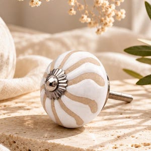 Pomello per mobile in ceramica bianca con motivo a spirale, realizzato a mano / Maniglia per cassetto in stile boho / Accessorio per mobili neutro