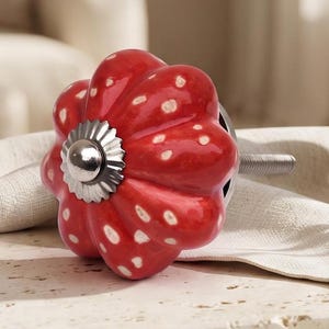 Vintage-Kommodenknopf mit roter Blume | Handbemalter Keramik-Schubladengriff | Boho-Küchengriff