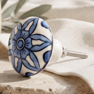 Handbemalte blaue Keramikknöpfe mit Blumenmuster | Boho-Schubladengriffe | Vintage-Küchenbeschläge