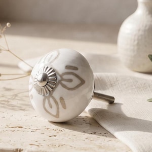 Handgeschilderde ladeknoppen met bloemenmotief | Beige en witte keramische kastknoppen | Vintage boho-beslag