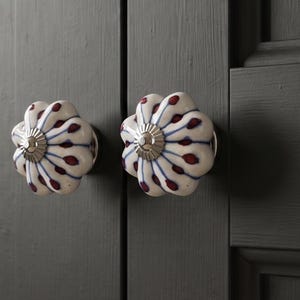 Tirador de cerámica blanca pintado a mano / Tirador de cajón floral estilo bohemio en azul y rojo / Tirador de cocina de estilo rústico