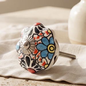 Flerfärgad blommig lådhandtag | Handgjord keramisk skåpknopp | Boho kökshandtag