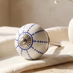 Handmålad blå och vit keramisk knopp | Boho lådhandtag, skåpbeslag
