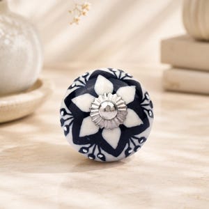 白黒の花柄セラミックノブ、手描きのキャビネット取っ手、ヴィンテージ風引き出しハンドル、ボヘミアン風ドレッサーノブ、装飾家具金具