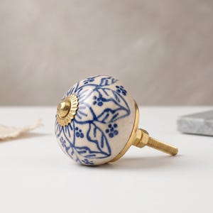 Handgeschilderde blauwe bloemen keramische knoppen, ronde kastladegrepen