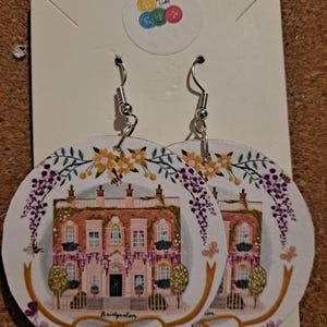 Orecchini Bridgerton in molti modelli diversi