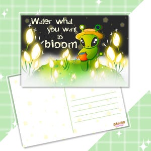Könnte beinhalten: Eine rechteckige Postkarte mit einem grünen Alien, das einen gelben Hut trägt und eine orangefarbene Gießkanne hält. Der Text lautet Water what you want to bloom. Die Szene zeigt leuchtend weiße Blumen auf einem grünen Hügel.