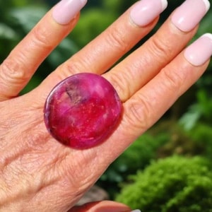 Bague ronde fushia minérale argile polymère, statement ring,pièce unique originale audacieuse, bague créateur, bague ceramique contemporaine