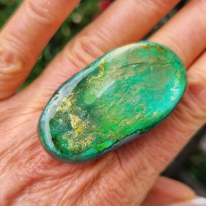 Grosse Bague galet verte effet minéral – Cabochon artisanal unique en argile polymère, statement ring, bague unique  audacieuse artistique