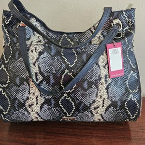 Bolso de mano Vincent Camuto Emely de piel con relieve de serpiente, nuevo, incluye correa cruzada de piel y funda antipolvo, nuevo con etiquetas.