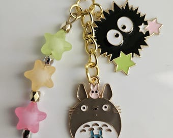 Clip con dije de estrella con el Duende de Hollín, Totoro y estrellas Sprite en un clip giratorio