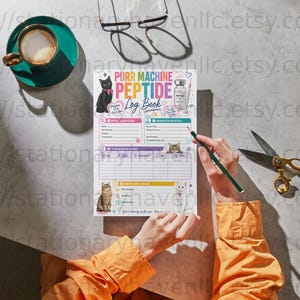 Può includere: Un registro Purr Machine Peptide con un'illustrazione di gatto nero, un grafico di fiala e sezioni per i dettagli del farmaco. La pagina presenta testo colorato, icone di gatti e una griglia per il monitoraggio delle dosi.