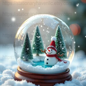Könnte beinhalten: Eine festliche Schneekugel mit einem Schneemann mit roter Mütze und Schal, umgeben von kleinen grünen Weihnachtsbäumen. Die Kugel steht auf einem Holzsockel, mit einer verschneiten Landschaft und fallenden Schneeflocken.