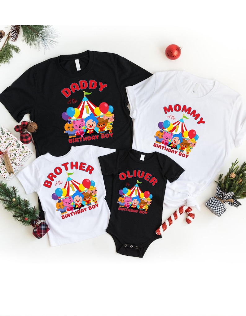 K&ouml;nnte beinhalten: Vier Familien-Geburtstagsshirts. Ein schwarzes T-Shirt mit der Aufschrift "DADDY of the BIRTHDAY BOY". Ein wei&szlig;es T-Shirt mit der Aufschrift "MOMMY of the BIRTHDAY BOY". Ein wei&szlig;es T-Shirt mit der Aufschrift "BROTHER of the BIRTHDAY BOY". Ein schwarzer Body mit der Aufschrift "OLIUER BIRTHDAY BOY".