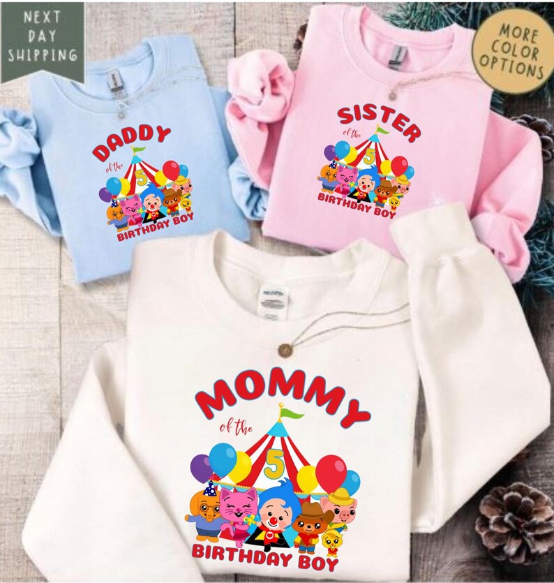 Puede incluir: Tres sudaderas con gr&aacute;ficos tem&aacute;ticos de cumplea&ntilde;os. Una sudadera azul claro dice "DADDY of the BIRTHDAY BOY". Una sudadera rosa dice "SISTER of the BIRTHDAY BOY". Una sudadera blanca dice "MOMMY of the BIRTHDAY BOY".