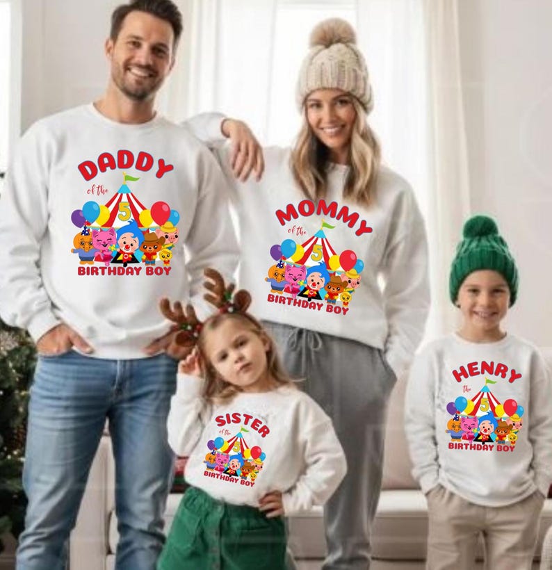 Puede incluir: Sudaderas blancas con gr&aacute;ficos coloridos y texto para una familia. Las sudaderas presentan un dise&ntilde;o de carpa de circo con globos y personajes de dibujos animados. El texto incluye "Daddy", "Mommy", "Sister" y "Henry" con "Birthday Boy".