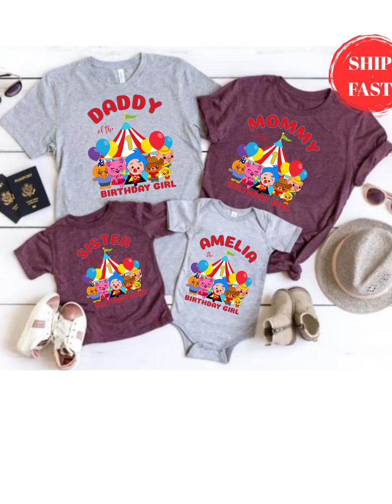 K&ouml;nnte beinhalten: Familien-Geburtstagsshirts in Grau und Burgunderrot mit einem Zirkus-Motiv. Die Shirts tragen die Aufschrift "Daddy", "Mommy", "Sister" und "Amelia" mit "Birthday Girl" darunter. Ein Baby-Body ist ebenfalls abgebildet.