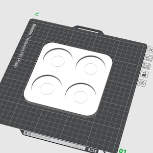 Peut inclure: Un modèle 3D numérique d'un objet blanc carré avec quatre indentations circulaires, positionné sur une grille gris foncé étiquetée Bambu Textured PEI Plate. L'interface inclut diverses icônes sur le côté droit et le texte PLA/ABS/PETG.