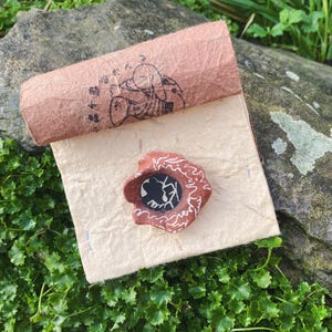Rote asymmetrische Kamelie Keramik Blumenbrosche, einzigartige handgemachte Schmucknadel für Frauen, Natur inspiriertes Geschenk, künstlerisches Keramikzubehör