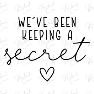 Op de afbeelding: Een witte achtergrond met de tekst "WE'VE BEEN KEEPING A secret" in zwarte, handgeschreven lettertype. Een zwart hart staat onder het woord "secret". De woorden "Kindred Crew" staan in een lichtgrijze lettertype, diagonaal herhaald.