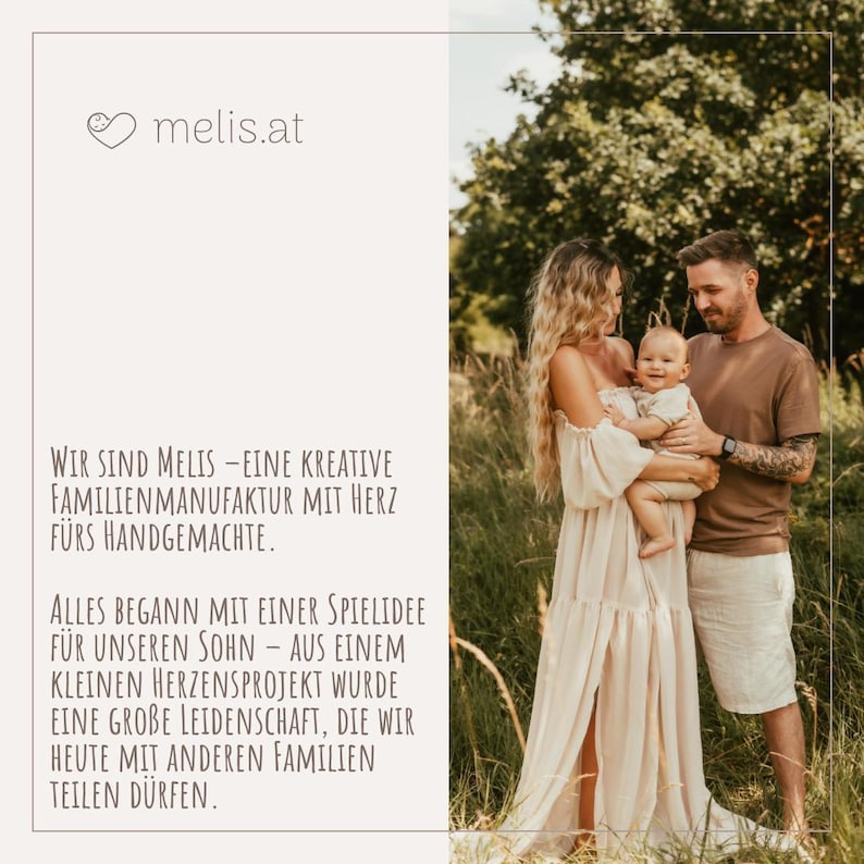 May include: A family portrait featuring a couple and a baby in a natural outdoor setting. The woman wears a long, flowing cream-colored dress, while the man wears a brown shirt and shorts. The image includes the text "melis.at" and a description in German.