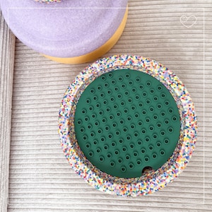 Bunte Stapelstein-Schale mit grüner DUPLO®-Bauplatte von oben fotografiert – ideal für kreatives Bauen.