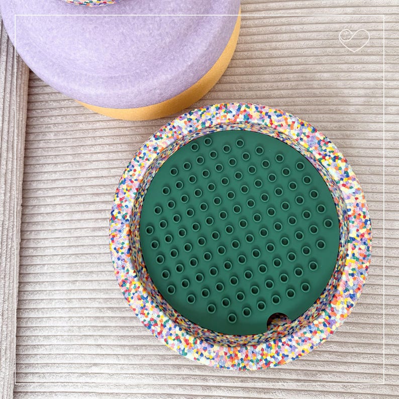 Bunte Stapelstein-Schale mit grüner DUPLO®-Bauplatte von oben fotografiert – ideal für kreatives Bauen.