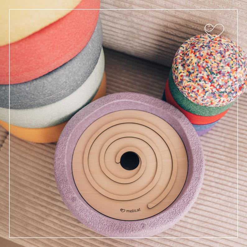 Spiralplatte aus Holz, eingesetzt in Stapelstein – fördert spielerisch Feinmotorik, Konzentration und visuelle Wahrnehmung.