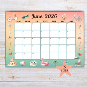 Könnte beinhalten: Ein farbenfroher Juni 2026 Kalender mit Sommerthema. Der Kalender zeigt Illustrationen von Fahrrädern, Sonnenbrillen, Eiscreme, Wassermelonen und einem Flamingo. Der Text "June 2026" ist prominent platziert. Das Bild enthält auch einen Stern mit dem Text "3 SIZES".