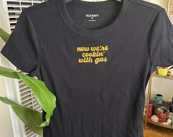 T-shirt noir ajusté brodé « Now We're Cookin' Baby ».