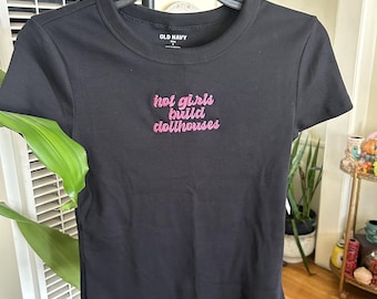 T-shirt bébé brodé et ajusté « Des filles sexy construisent des maisons de poupées »