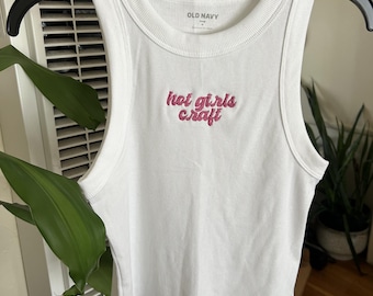 Débardeur brodé ajusté Hot Girls Craft