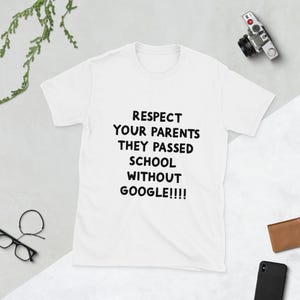 Uniseks T-shirt met korte mouwen: "Respecteer je ouders, ze zijn geslaagd voor school zonder GOOGLE!!"