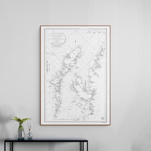 Könnte beinhalten: Eine gerahmte schwarz-weiße Seekarte der schottischen Küste mit detaillierten Küstenlinien, Navigationslinien und dem französischen Titel Carte Particulière de la Côte Occidentale d'Écosse in einem dünnen braunen Rahmen.