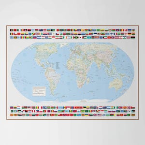 Può includere: Una mappa murale rettangolare con una proiezione del mondo di forma ovale, oceani azzurri e masse terrestri multicolori. La mappa è bordata da file di bandiere nazionali nella parte superiore e inferiore, con un piccolo riquadro di testo nell'angolo in basso a sinistra.