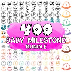 Może przedstawiać: Zestaw naklejek i grafik z kamieniami milowymi dla dzieci. Projekt zawiera okrągłe naklejki z numerami, miesiącami i frazami takimi jak "Potrafię raczkować" i "Mój pierwszy ząbek". Widoczny jest również tekst "400 BABY MILESTONE BUNDLE".