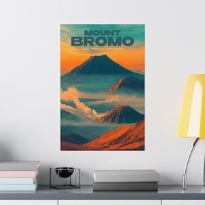 Peut inclure: Une affiche colorée avec le texte "MOUNT BROMO" en lettres noires et grasses. L'affiche présente une vue panoramique du mont Bromo à Java Est, en Indonésie, avec un ciel de coucher de soleil spectaculaire et des nuages.