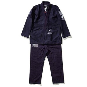 Pode incluir: Um uniforme de Jiu-Jitsu preto e branco com as palavras "Royal Division" e "Play Dirty" impressas nele.