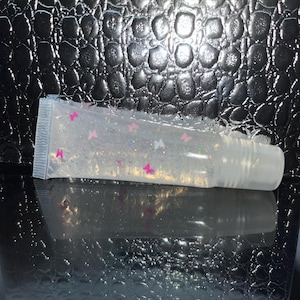 Klare Glitter Lipgloss mit Schmetterling Pailletten - Erdbeere Shortcake oder Vanille Duftend | Handgemachter Lipgloss für Teenager & Geschenke