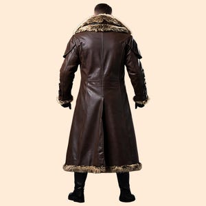 Puede incluir: Abrigo largo de cuero marr&oacute;n con cuello y ribete de piel. El abrigo presenta un dise&ntilde;o cruzado, detalles decorativos en los hombros y pu&ntilde;os abotonados. Se lleva con botas negras.