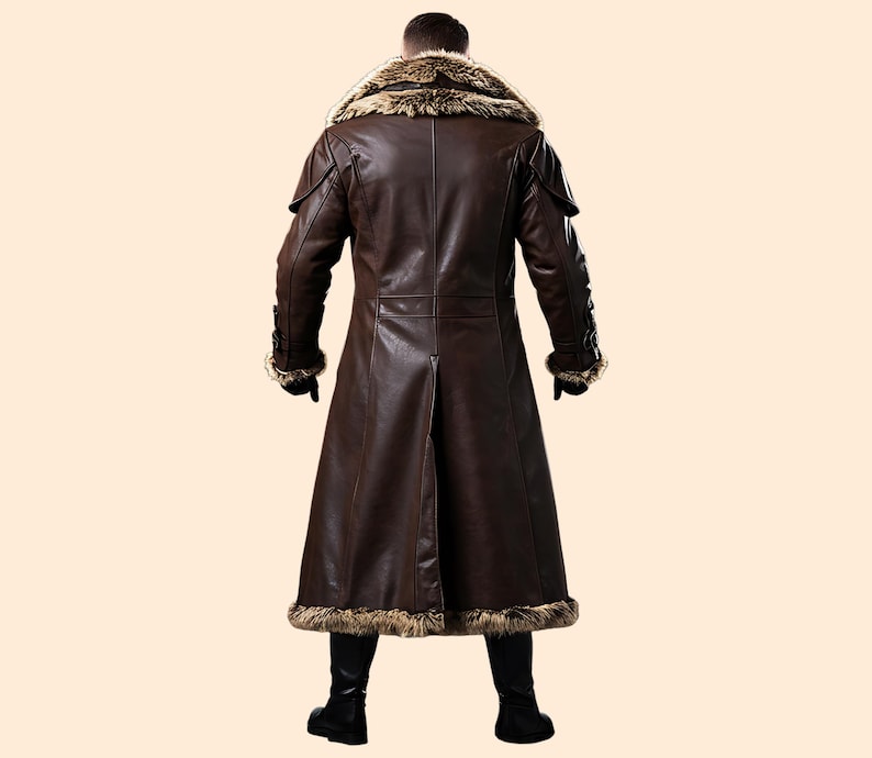 Puede incluir: Abrigo largo de cuero marr&oacute;n con cuello y ribete de piel. El abrigo presenta un dise&ntilde;o cruzado, detalles decorativos en los hombros y pu&ntilde;os abotonados. Se lleva con botas negras.