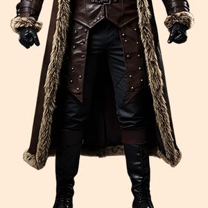 Puede incluir: Un abrigo de cuero marr&oacute;n con ribete de piel y detalles con tachuelas. El abrigo tiene una cintura con cintur&oacute;n, guantes negros y pantalones negros. El atuendo es un disfraz o un art&iacute;culo de cosplay.