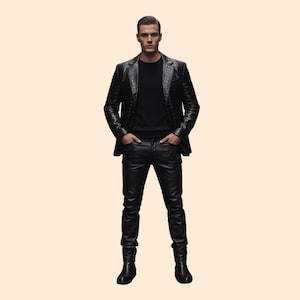Peut inclure: Une personne portant une veste en cuir noir avec une texture peau de crocodile, un t-shirt noir à col rond et un pantalon en cuir noir. La personne porte des bottes noires. Le fond est de couleur beige clair uni.