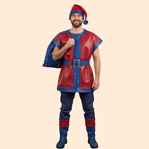 Può includere: Un costume rosso e blu con cappello e stivali abbinati. L'outfit presenta una tunica con finiture blu e una cintura. Una sacca blu è appesa alla spalla. Il costume è pensato per un'occasione festosa.