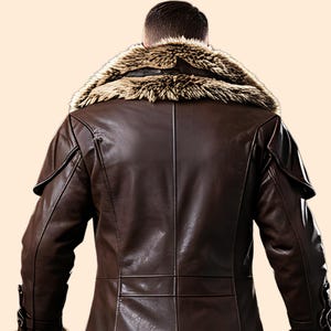 Puede incluir: Chaqueta de cuero marr&oacute;n con cuello de piel sint&eacute;tica. La chaqueta, de corte largo, presenta costuras decorativas y detalles en los hombros y las mangas. La vista trasera muestra el dise&ntilde;o y la textura de la chaqueta.