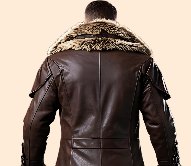 Puede incluir: Chaqueta de cuero marr&oacute;n con cuello de piel sint&eacute;tica. La chaqueta, de corte largo, presenta costuras decorativas y detalles en los hombros y las mangas. La vista trasera muestra el dise&ntilde;o y la textura de la chaqueta.