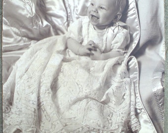 Alles Gute zum Muttertag! Angebote Willkommen! Original antikes Baby-Kleinkind-Sepia-Foto-Foto-Taufkleid
