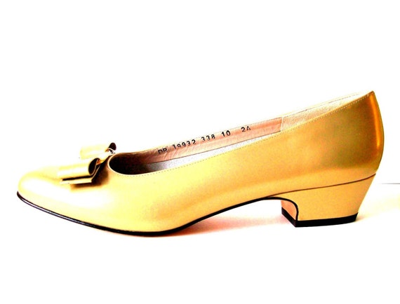 yellow pumps size 10