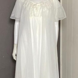 1950年代のヴァニティ・フェアのブライダルペニョワールセット、S/Mサイズ、クリーム色のシフォンとレースのナイトガウンとローブ
